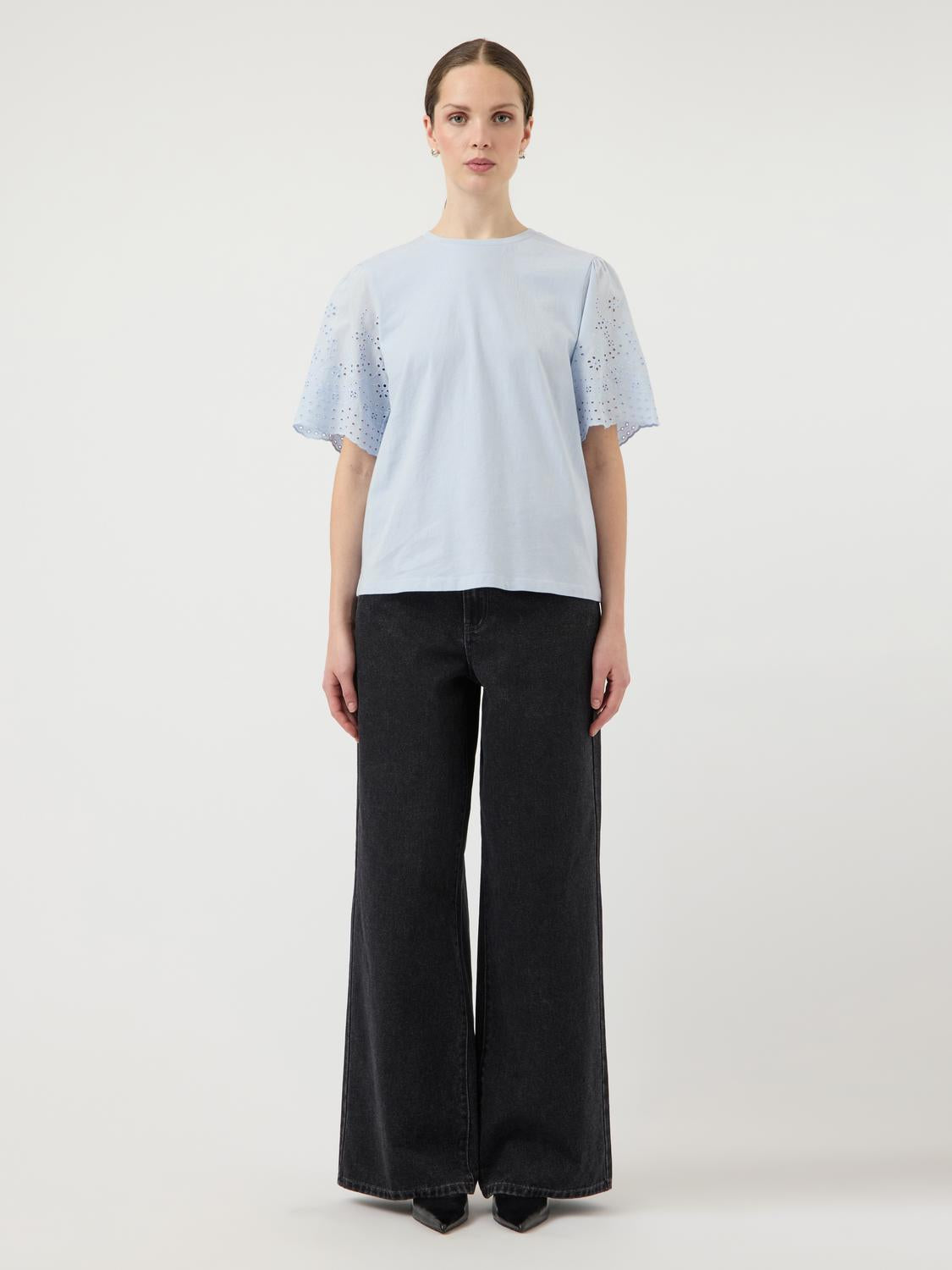 model_shot-front_full